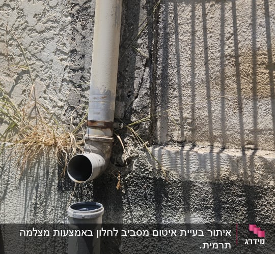 צינור מים מחובר לקיר עם סדקים